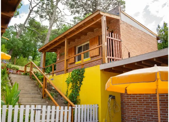 Escalera de madera que sube a la galería del primer piso