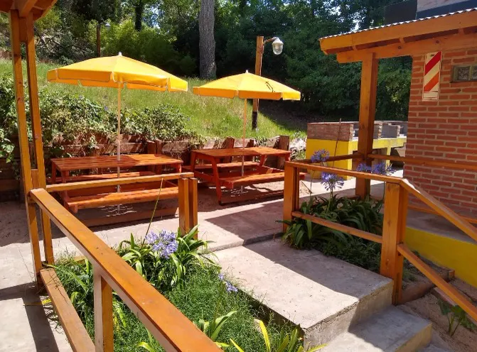 Galería de madera que da al patio con sombrillas