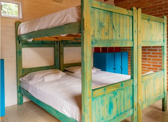 Habitación con camas marineras de madera y lockers azules