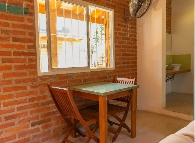 Mesa y sillas junto a la ventana de una habitación
