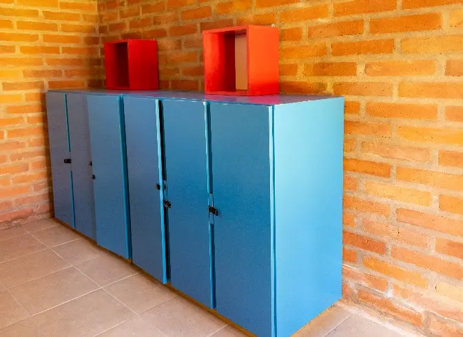 Lockers azules para guardar el bolso